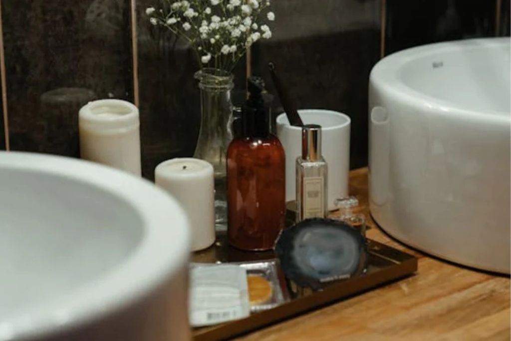 How to Naturally Restore Dry & Damaged Hair Using Organic Oils